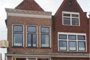 Huis met gevel met rechte kroonlijst