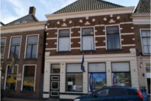 Huis met verminkte bakstenen gevel zonder top 