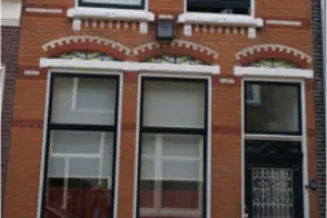 Woonhuis met gevel in eenvoudige Art Nouveau