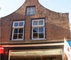 Huis met ingezwenkte halsgevel zonder top