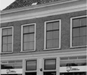 Huis met gevel met rechte kroonlijst