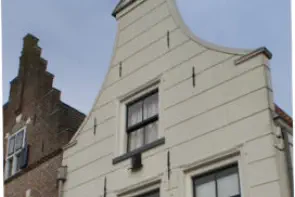 Huis met ingezwenkte halsgevel